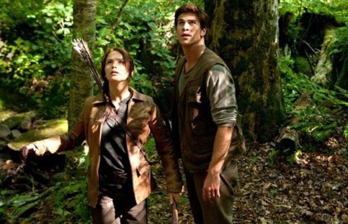 jennifer-lawrence-and-liam-hemsworth-in-the-hunger-games - Jennifer Lawrence