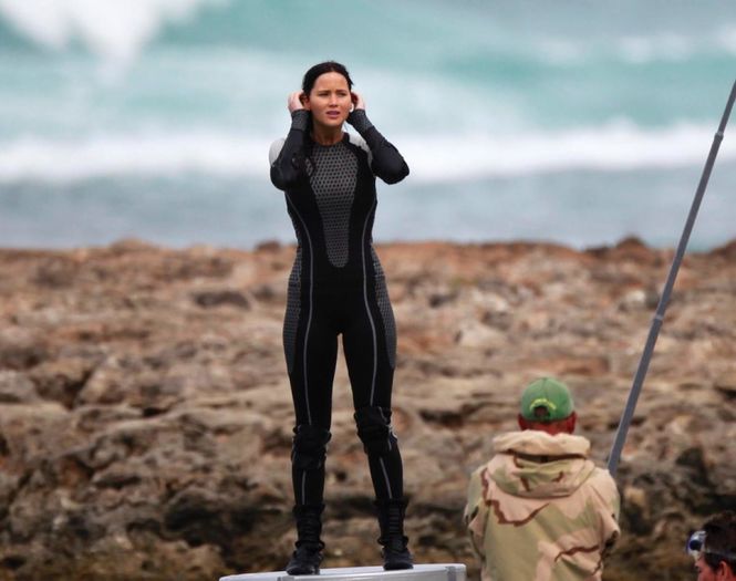 jennifer-lawrence-set-hunger-games-catching-fire