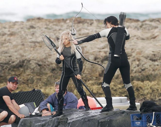 jennifer-lawrence-set-hunger-games-catching-fire (1)