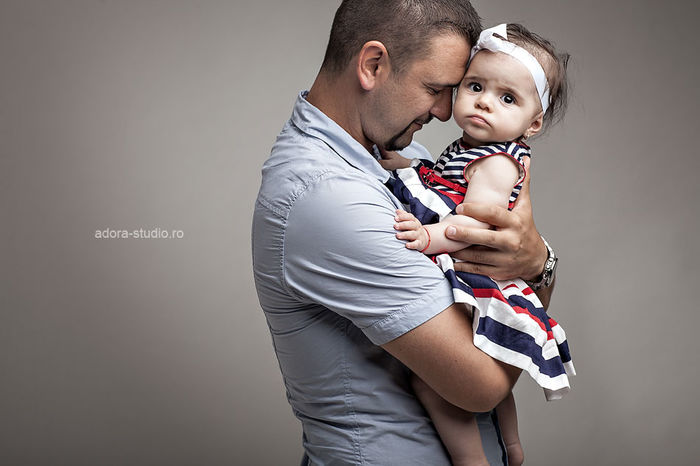 Pentru ca il iubesc pe tati !!; Asa arata o copilarie frumoasa cu tatal tau... Nu doar mama este cea mai pretuitoare din lume,dar si tata este important pentru fiul/fiica sa.. !Aceasta este o fotografie cu o micuta de1an si jumatate
