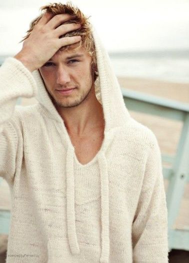 Alex Pettyfer - Actori