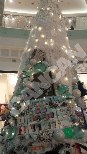 Bradul cu cosmetice; vezi com.:Intr-un mall din Capitală.,oamenii s-au înghesuit să ia cosmeticele dintr-un brad de Crăciun
