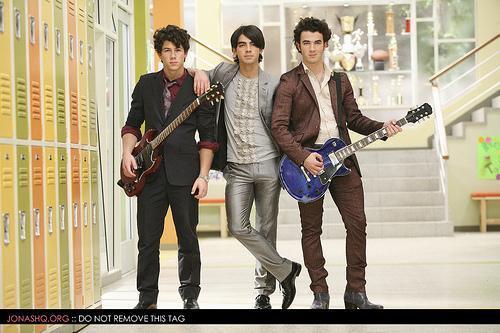 ESXWNEORHMXJEXEJPEW - Jonas Brothers