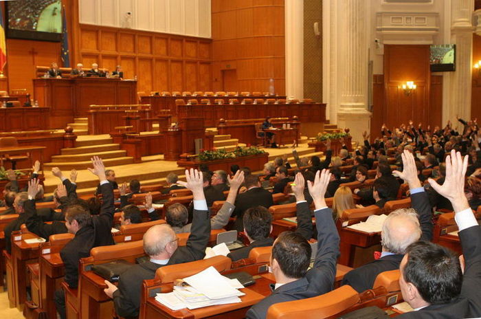 parlamentarii-salarii mai mari; vezi com.:Senatul a votat in 7 dec 2015,pPensii mai mari pentru parlamentari și miniștri
