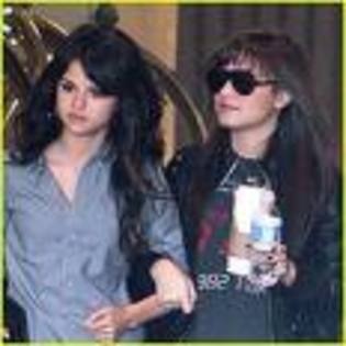 imagesCA0KJ3W2 - Selena Gomez si Demi Lovato