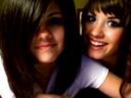 imagesCA5VK9TW - Selena Gomez si Demi Lovato