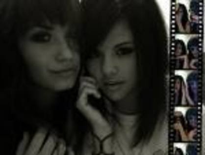 imagesCA24S27B - Selena Gomez si Demi Lovato