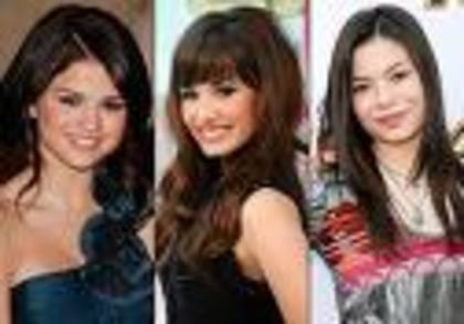 imagesCA92UEUP - Selena Gomez si Demi Lovato