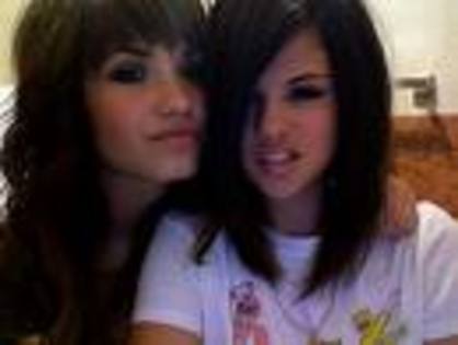 imagesCAI7V7SD - Selena Gomez si Demi Lovato