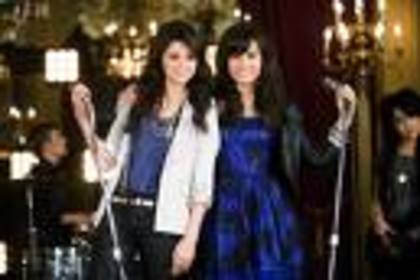 imagesCAOL4Q4T - Selena Gomez si Demi Lovato