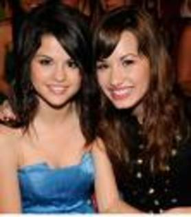 imagesCAUMJZ6Y - Selena Gomez si Demi Lovato