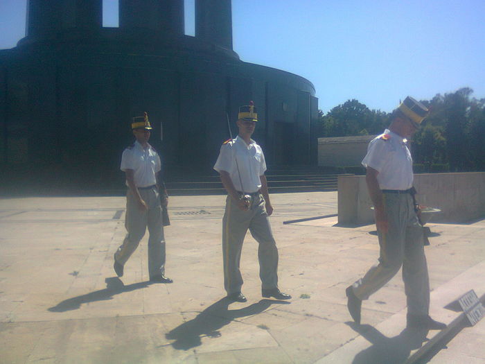 SCHIMBAREA GARZII; SCHIMBAREA GARZII DE ONOARE LA MORMANTUL EROULUI NECUNOSCUT.
