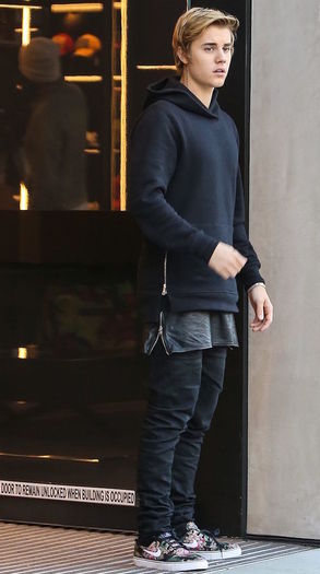 500x1000px-LL-dd1d2974_Justin-Bieber-wears-John-Elliott-hoodie-and-Nike-Sneakers-Shoes-1