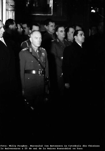 8-Maresalul-Ion-Antonescu-si-Mihai-Antonescu-in-Catedrala-de-la-Chisinau-Foto-Willy-Pragher-via-Ziar