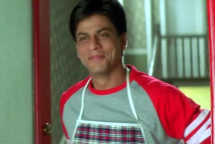 *le deschide usa* V-am vazut la televizor maai, ce bine dati pe sticla.