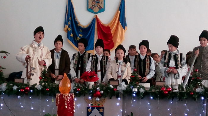 IMG_20151217_102623 - colindatori la Primaria orasului Tirgu Neamt