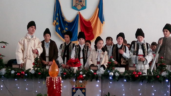 IMG_20151217_102625 - colindatori la Primaria orasului Tirgu Neamt