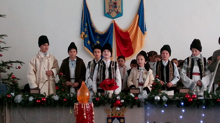 IMG_20151217_102735 - colindatori la Primaria orasului Tirgu Neamt