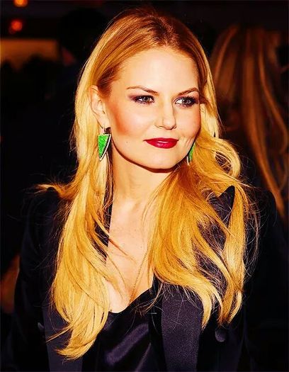 *ii da un cot incet*