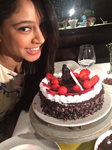 CW5om8gWsAEu70J - Niti Taylor
