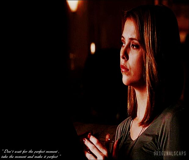 ☈. เt`ร ค ∞ ɠђ๏รt ร๏ยl ♢☔. [cl] [#stă pe canapea și se uită la mica minge de foc din palma ei; care o crease cu magie .
