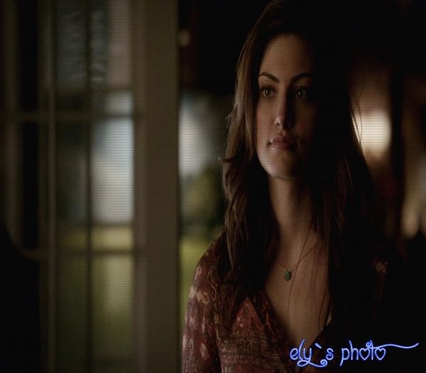 cl Cu placere #ilie, elena kath *hug back elena apoi isi ia cadoul de sub brad* Multumesc mult Kath - here - episode 49 - done