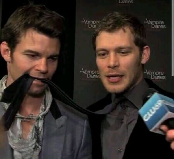 Eh, mai știi.... =)))))) va cred în stare. #kath. Crăciun fericit blondo *ia un ou *=))))))) #felici