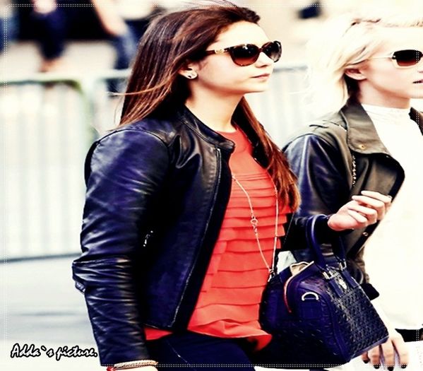 - (27.12) *intra în casă, se duce direct la frigider și bagă acolo tortul pe care îl cumpărase - clk; pentru ziua lui Stefan, se duce apoi la cuier și își lasă geaca acolo, se trântește pe canapea și dă drumul la TV*
