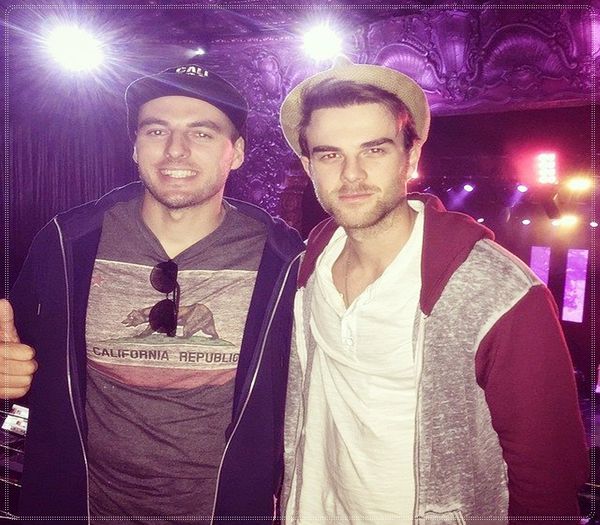 - *vine cu o statuie mica de aur, bustul lui stefan*=))