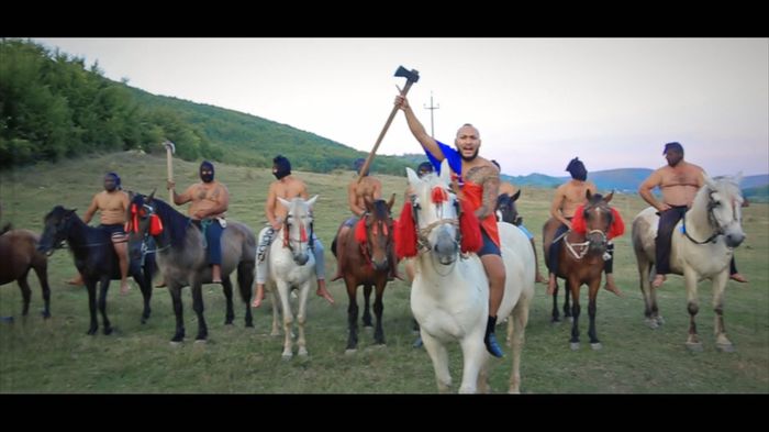 - *intră IP cu lăutarii după el* FACEȚI LOC CĂ A VENIT DANI MOCANUUUUU