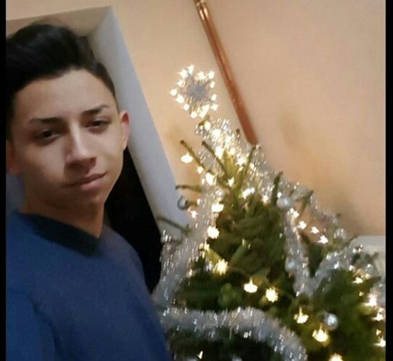 - Am venit și eu că sunt impresarul lor. *intră și îi cade un pachet de Dure:x pe jos clk; din buzunar* Pardon. *și le ia înapoi*=))))))
