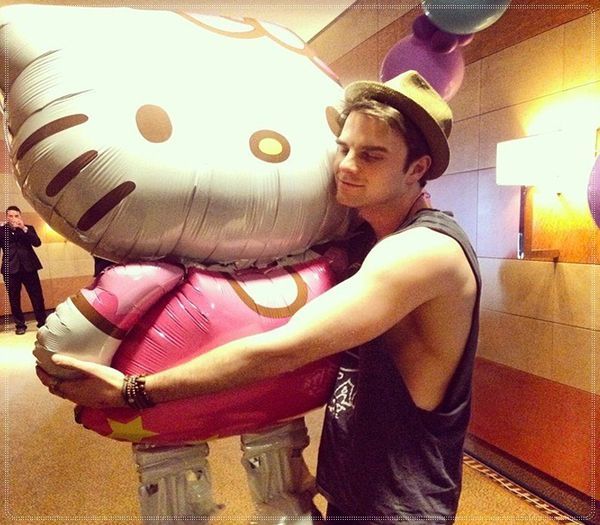 》*se ascund toți și sting luminile și îl așteaptă pe Stefan*