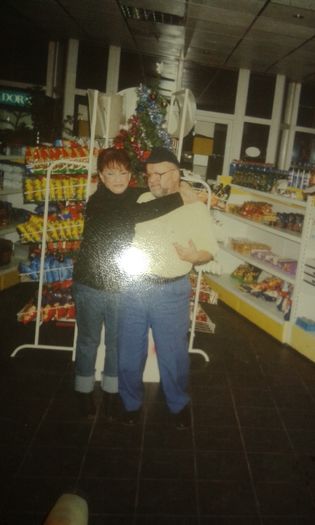 Mioara - Uite Dane cât șpriț. ; Dan - Hai să profităm și să bem și noi!!! În cinstea lui Fanel