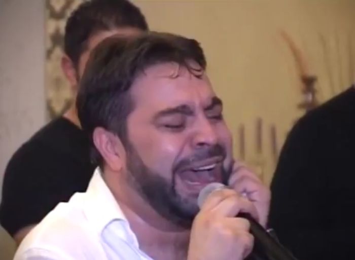 - *se arunca pe jos întins și canta de jmekerie și dușmani tavalindu se în bani *