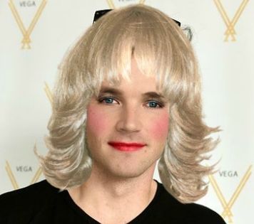 Bine haide ca am plecat, ma duc sa joc Bingo cu prietenele mele *il mangaie pe cap pe Ezra si se; duce catre usa* Sa ai grija de baietelul meu .
