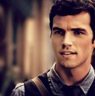 *se ridica de la masa si o saruta pe gat* Stiu ca vrei dar te tii tare ...