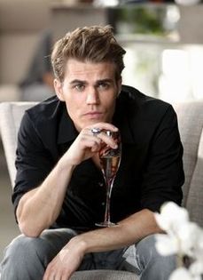 *ii scapa paharul din mana* Ce face ???