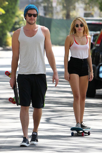 Liam-Hemsworth-Miley-Cyrus-Skateboarding-LA-Pictures