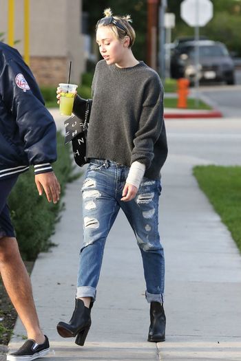 miley-cyrus-out-and-about-on-th-pic182077