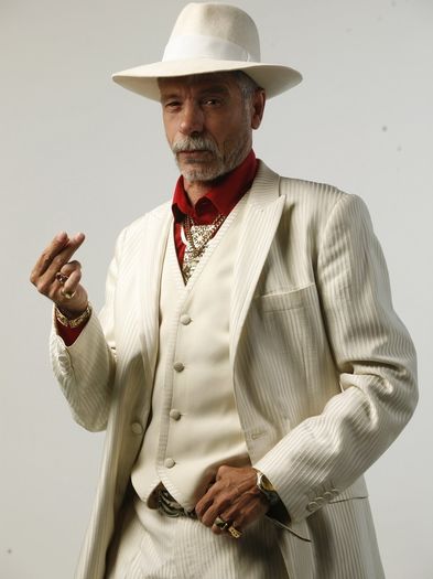 Aoleu *se prinde de un scaun* Mi-e rau...ce e Trotineto cu rochia asta scurta pe tine fa ???