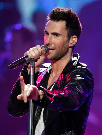 *canta melodia aia idk =))*
