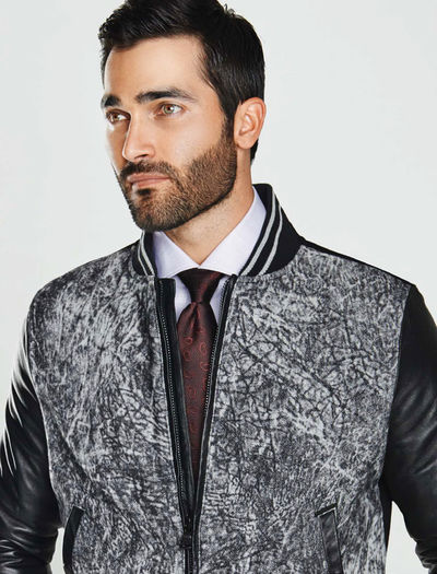 Adam.am si eu o melodie asa ca proaspat-intors din inchisoare.; Bag-o pe aia a lu Salam , am relatii peste tot *isi toarna whiskey in pahar*
