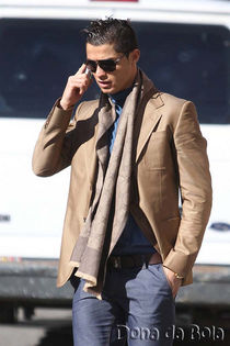 *tinea telefonul departe de ureche ca sa nu o mai auda cum vorbeste, ia cea mai ieftina paine de pe; raft si se duce sa o plateasca* =)))))
