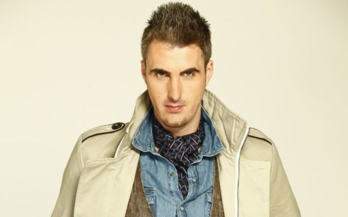 - *apare dintr-un perete* TE INSEALA. SENZATIONAL *aduce echipa de filmare*