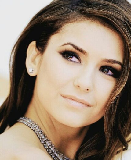 - *sta pe scari, mananca si se uita la ei*=))