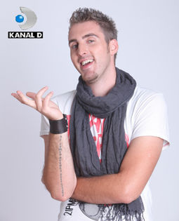 - Ce veți face după acest scandal, veți continua relația? *microfonul la fane*