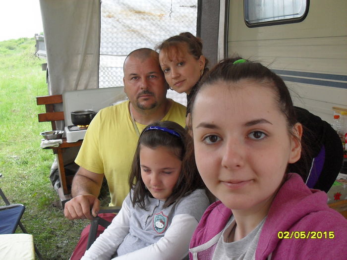 Toata lumea la stupi cu rulota - Familia mea