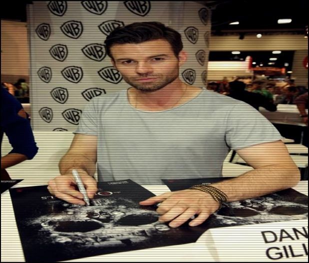 [se așează pe canapea şi-o trage pe Kath în brațe] Ți-a muțit dublura. :)) #Kath.