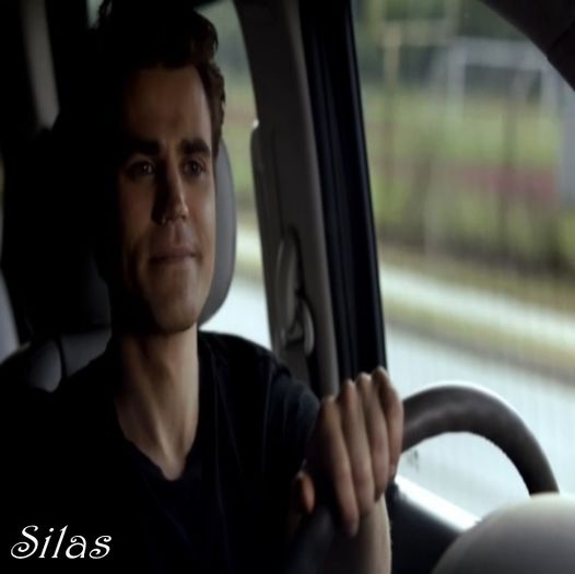 [Se uita la ea si o constange] Mergi la Liv si o aduci la mine. [Ii zice acolo|Dispare] - mystic falls _ street
