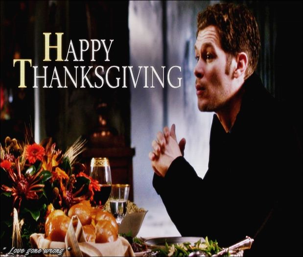 ✄ . ҠĪИƓ ☼F ĤYßŔĪDS ♛ ☂ . [#își scoate telefonu și butonează.